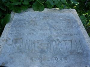 1585 une pierre gravee dans la promenade de Letang